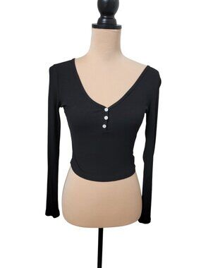 ForeFair Size M Black Ribbed Cropped Long Sleeve Henley Style Top